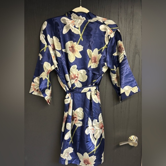 Floral Satin Robe Women’s Medium - Large - Picture 4 of 4